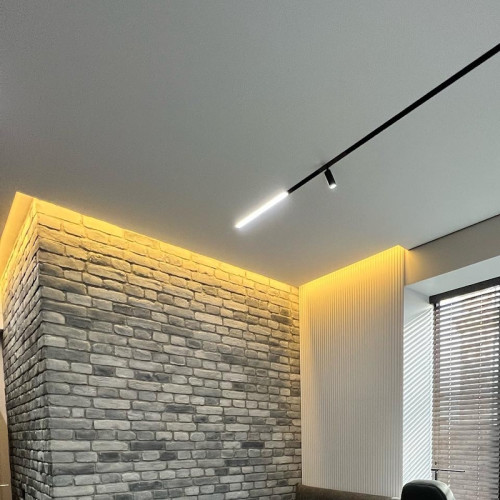 Монтаж тканевого полотна в спальне