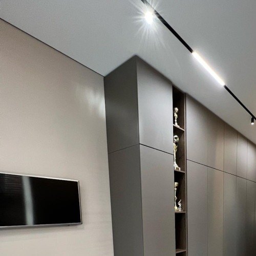 Монтаж тканевого полотна в спальне