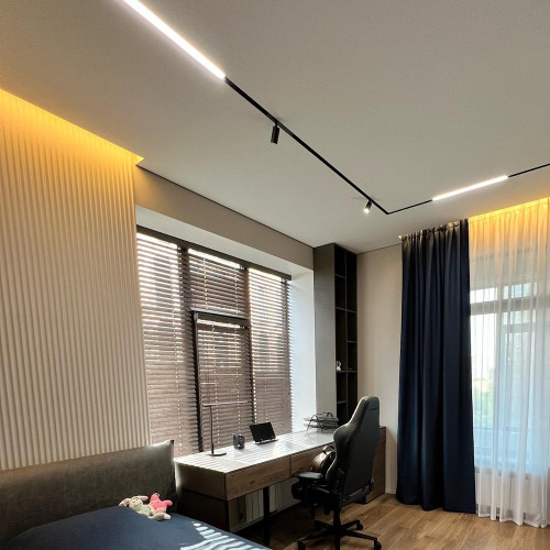 Монтаж тканевого полотна в спальне